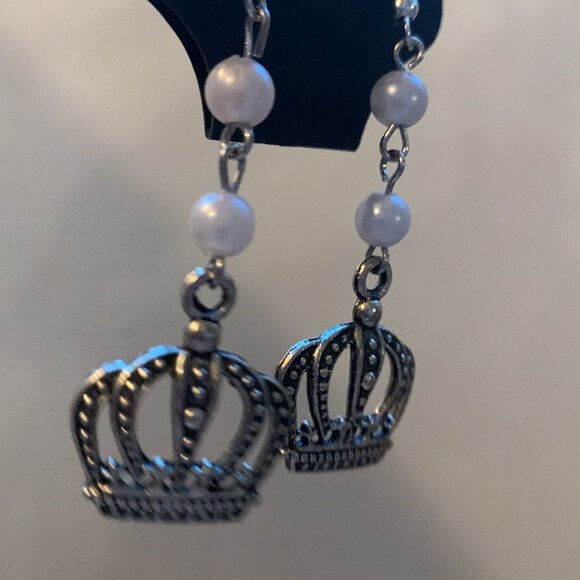 Creation Earrings - Crown antique Silver tone / peal beads Earrings - Picture 6 of 7